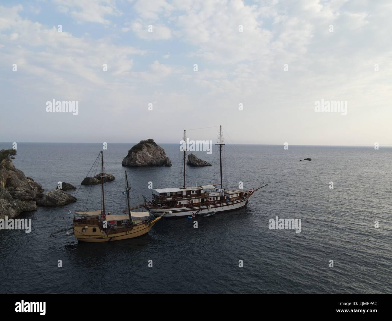 Luftaufnahme Piratenschiffe In Der Nähe Der Insel Panagia In Der Berühmten Touristendestination Parga Stadt Die Griechische Karibik Von Epirus Griechenland Stockfoto