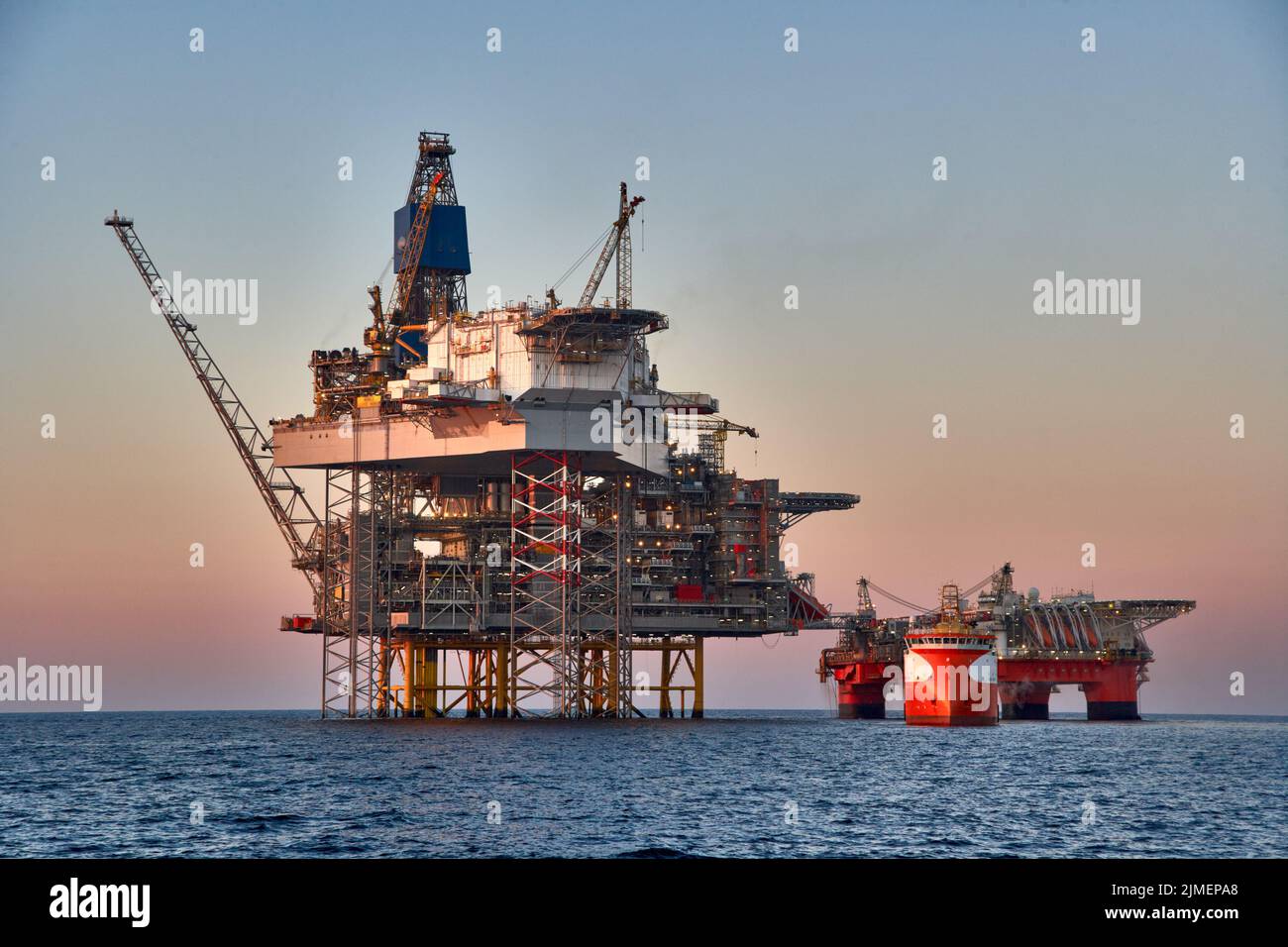 Blick auf die Offshore-Öl- und Gasanlage an einem sonnigen Tag auf See. Aufbocken, Halb-U-Boote, Rohölförderung im Ozean. Stockfoto