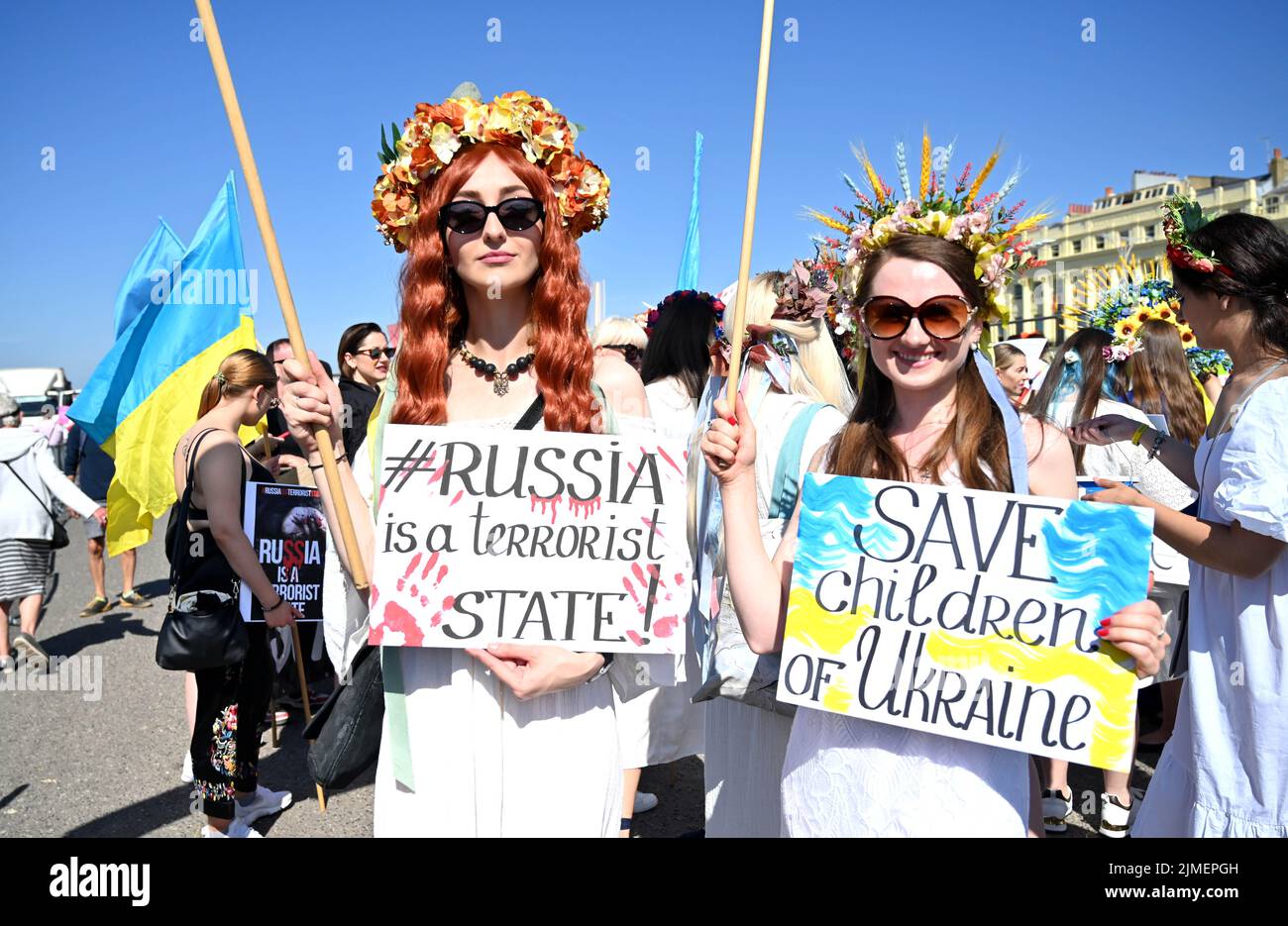 Brighton UK 6. August 2022 - Pro Ukraine Anhänger sind bereit für die Brighton und Hove Pride Parade an einem schönen heißen sonnigen Tag. Mit guten Wetterprognosen wird erwartet, dass am Wochenende große Menschenmengen am größten LGBTQ Pride Festival Großbritanniens in Brighton teilnehmen werden: Credit Simon Dack Stockfoto