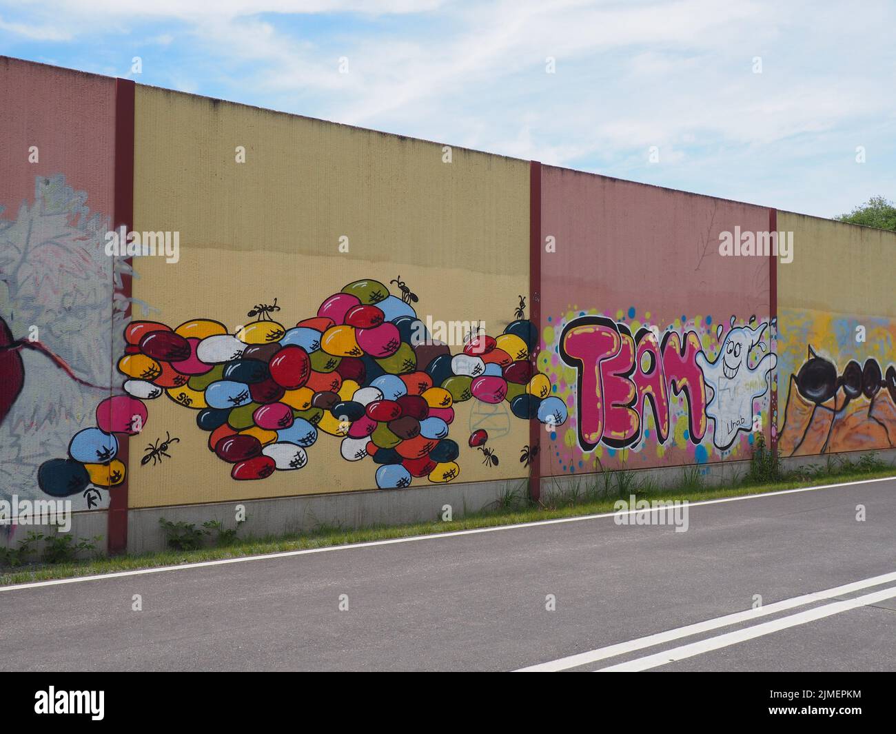 Eine Lärmschutzwand mit bunten Graffitti auf der Darmstadt-Frankfurt Radstrecke, Abschnitt Egelsbach, Deutschland Stockfoto