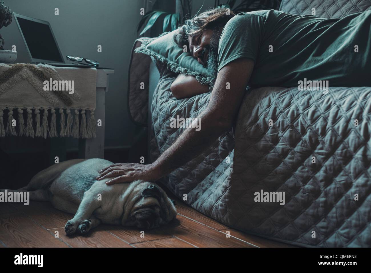 Liebe und Freundschaft mit Mensch und Hund. Tierhalter leben in Freundschaft mit Mops. Rüde schläft mit seinem Hund. Inländischer Hunde Lifestyle Konzept Eigentümer ein Stockfoto