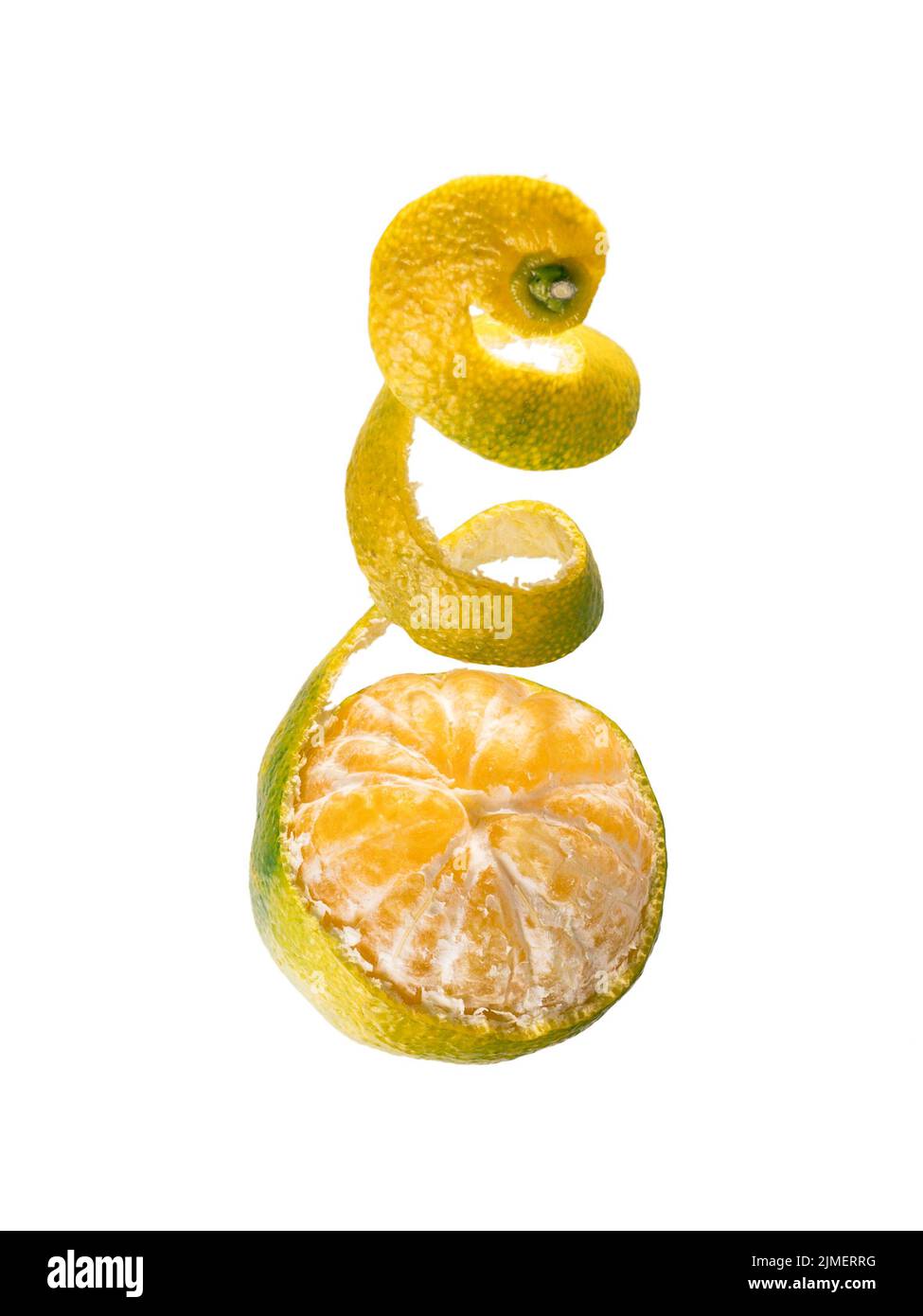 Frische reife grüne Mandarine mit Spiralschale Stockfoto