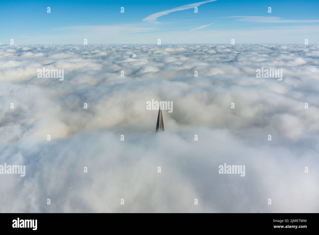 Russland, St. Petersburg, 14. Oktober 2021: Der höchste Wolkenkratzer Europas über den Wolken, das Gebäude des Gazpr Stockfoto