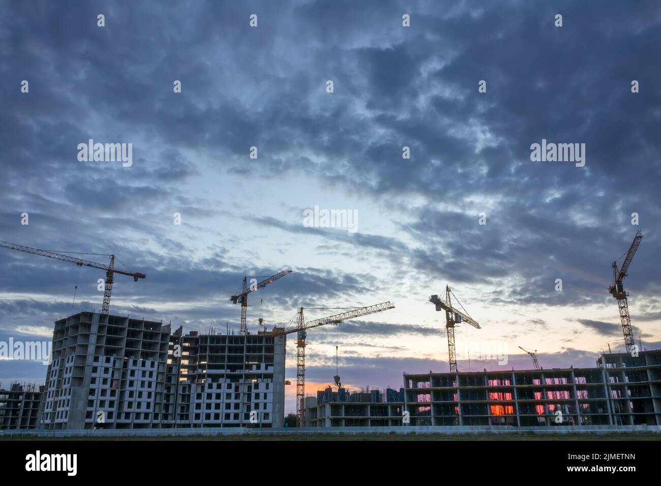 Baukrane und Dämmerung Wolken Stockfoto