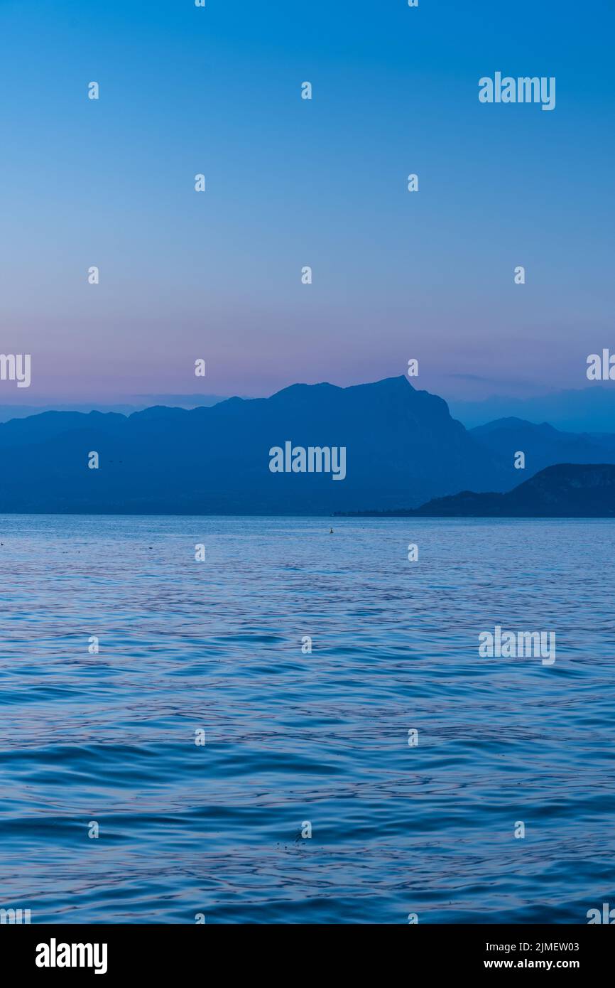 Sonnenuntergang über dem Gardasee in Lazise, Italien Stockfoto