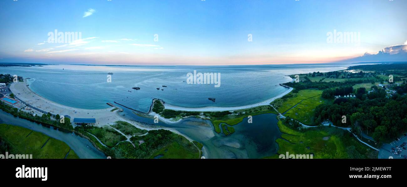 Eine Küste im Südosten von Connecticut mit Blick auf zwei Strände in zwei verschiedenen Städten Englands Stockfoto