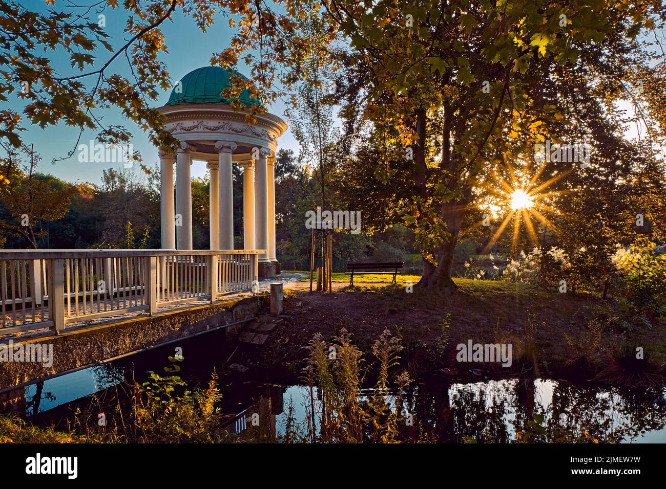 Sonnenuntergang am Musentempel am großen Parkteich im AGRA-Park Markkleeberg bei Leipzig. Stockfoto