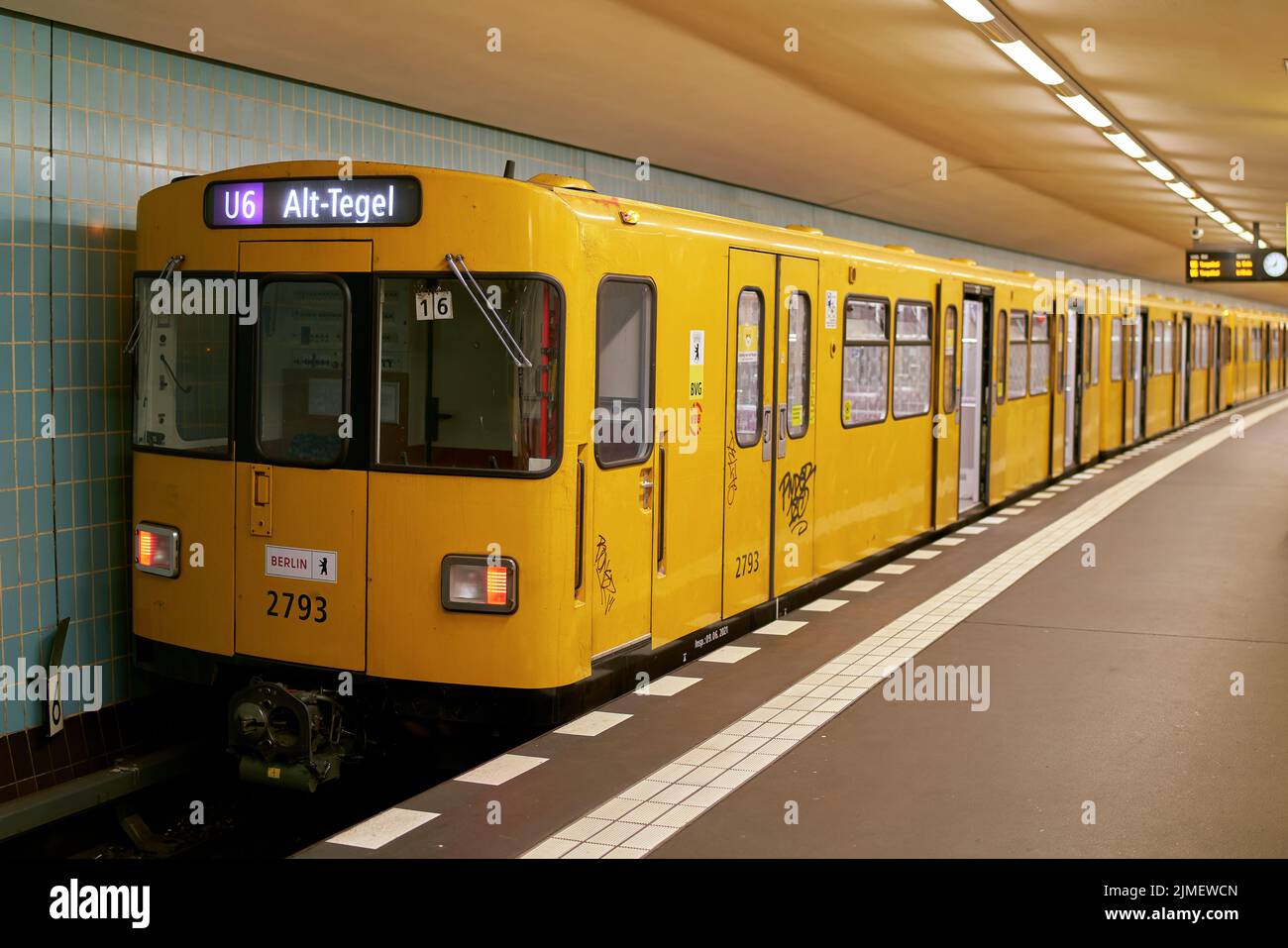 U-Bahn der BVG (Berliner Verkehrsbetriebe) bis Alt-Tegel an der Station Friedrichstraße Stockfoto