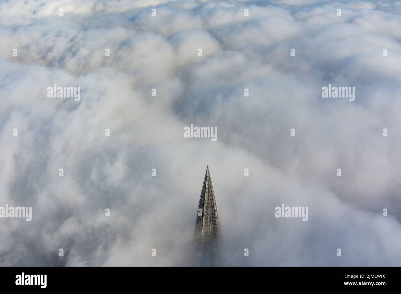 Russland, St. Petersburg, 14. Oktober 2021: Der höchste Wolkenkratzer Europas über den Wolken, das Gebäude des Gazpr Stockfoto