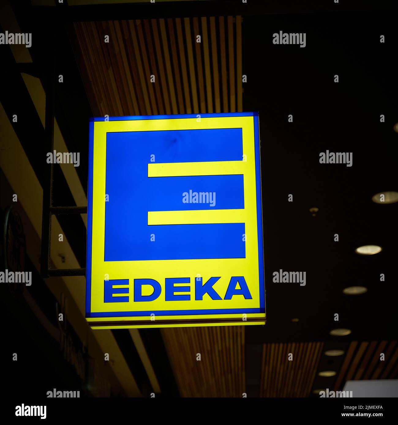 Beleuchtete Werbung des Lebensmitteldiscounters Edeka in der Berliner Innenstadt am Abend Stockfoto