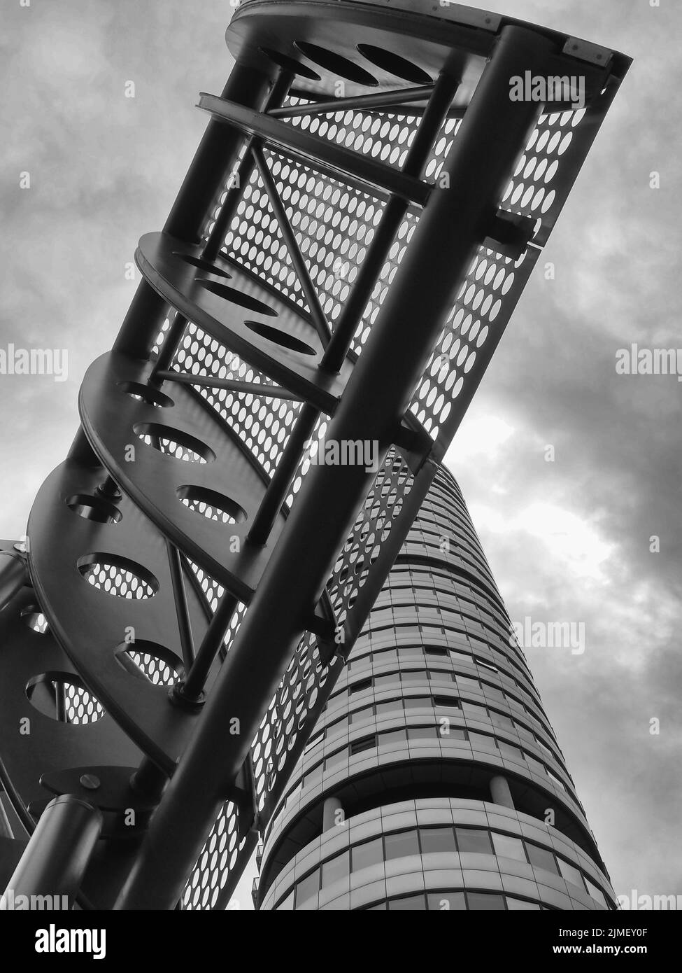 Blick auf den Bridgewater Place, der das höchste Bauwerk in leeds errichtet, mit einem Windabweiser am Straßenrand gegen einen bewölkten Himmel Stockfoto