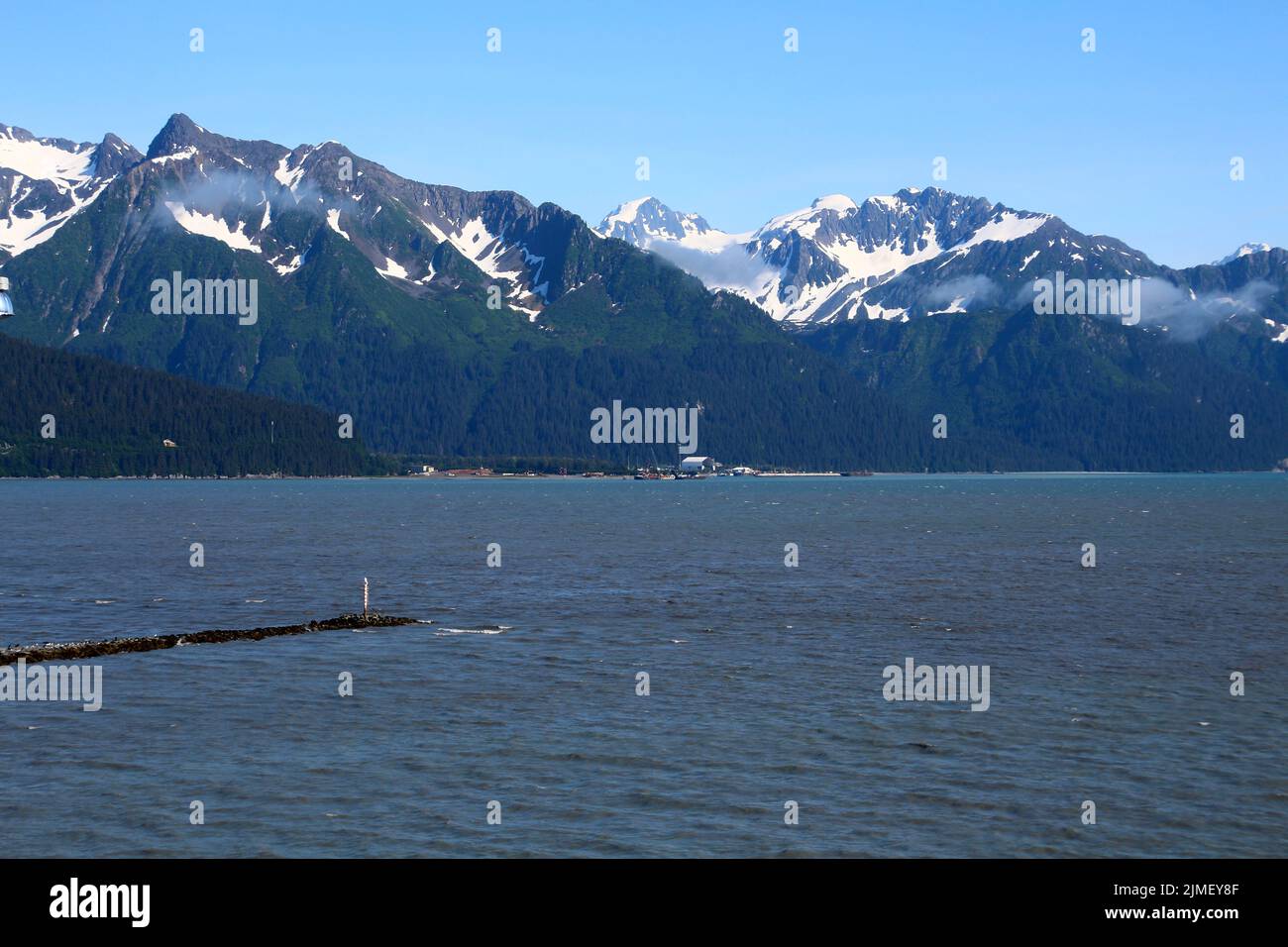 Bergkette in der Resurrection Bay vom Hafen von Seward, Alaska aus gesehen Stockfoto