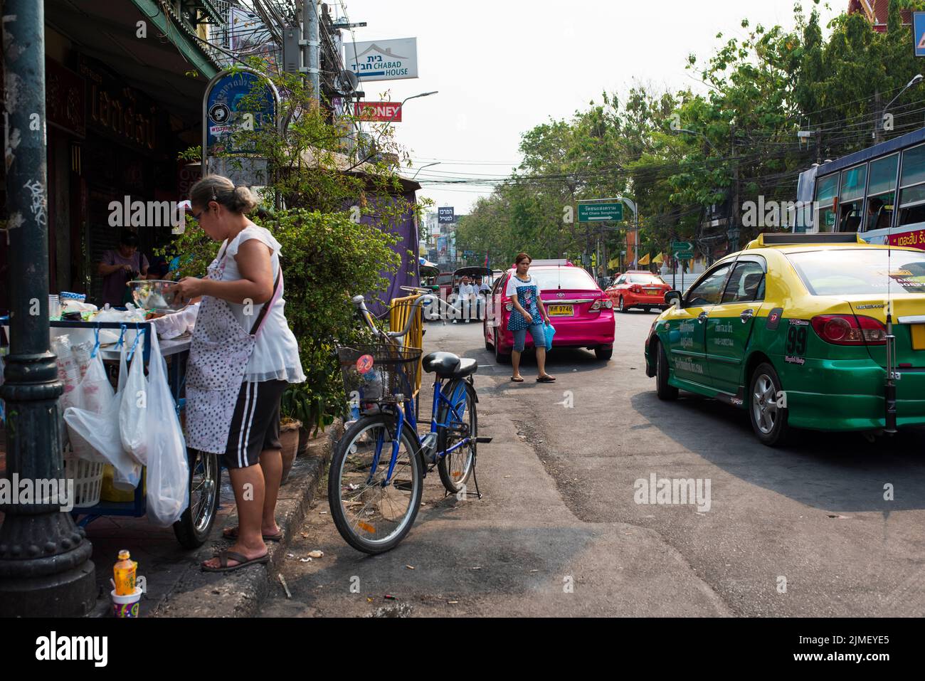 Die Straßen von Bangkok. Traditionelle Straßenverkäufer und Taxis und Anmiete für den Transport Stockfoto