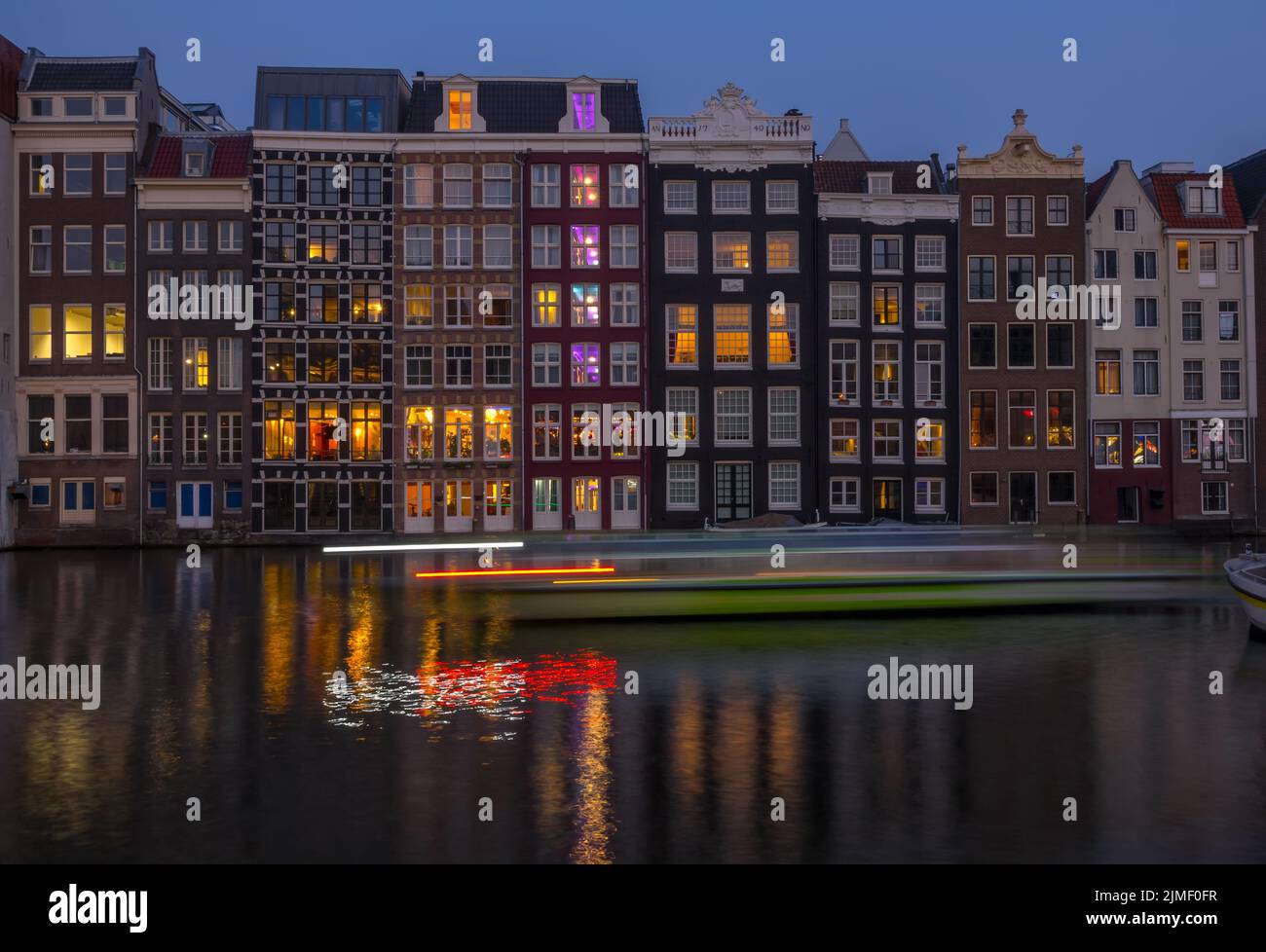 Häuser am Amsterdamer Kanal am Abend Stockfoto