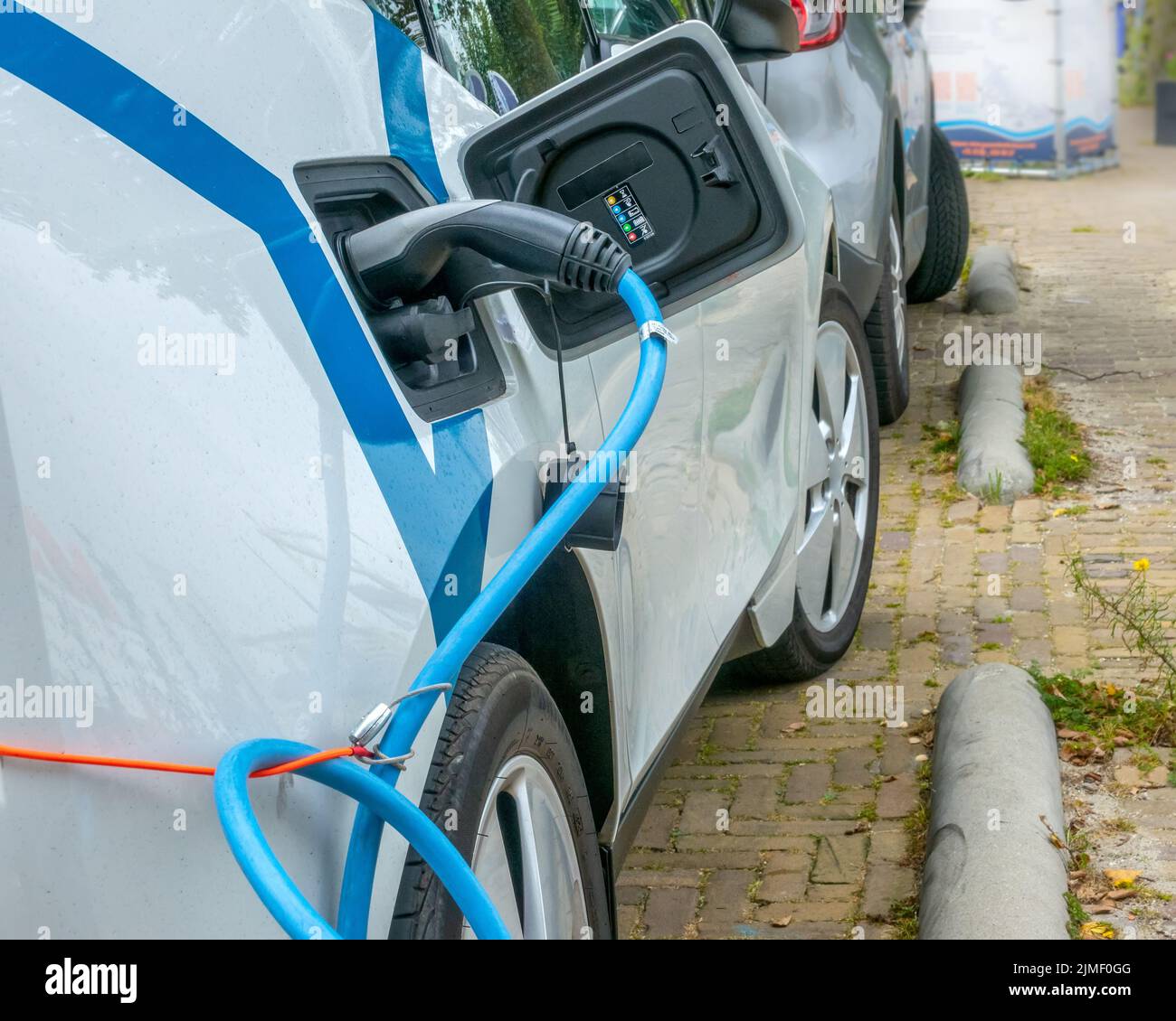 Elektroauto mit Ladekabel in Nahaufnahme Stockfoto