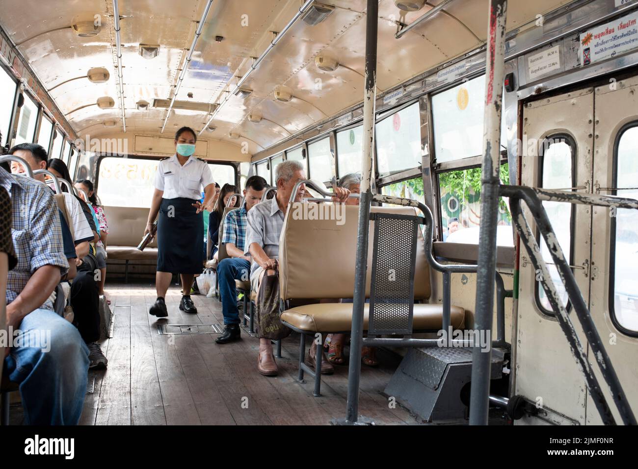 Passagiere im öffentlichen Bus im Zentrum von Bangkok. Für den günstigsten Transport. Stockfoto