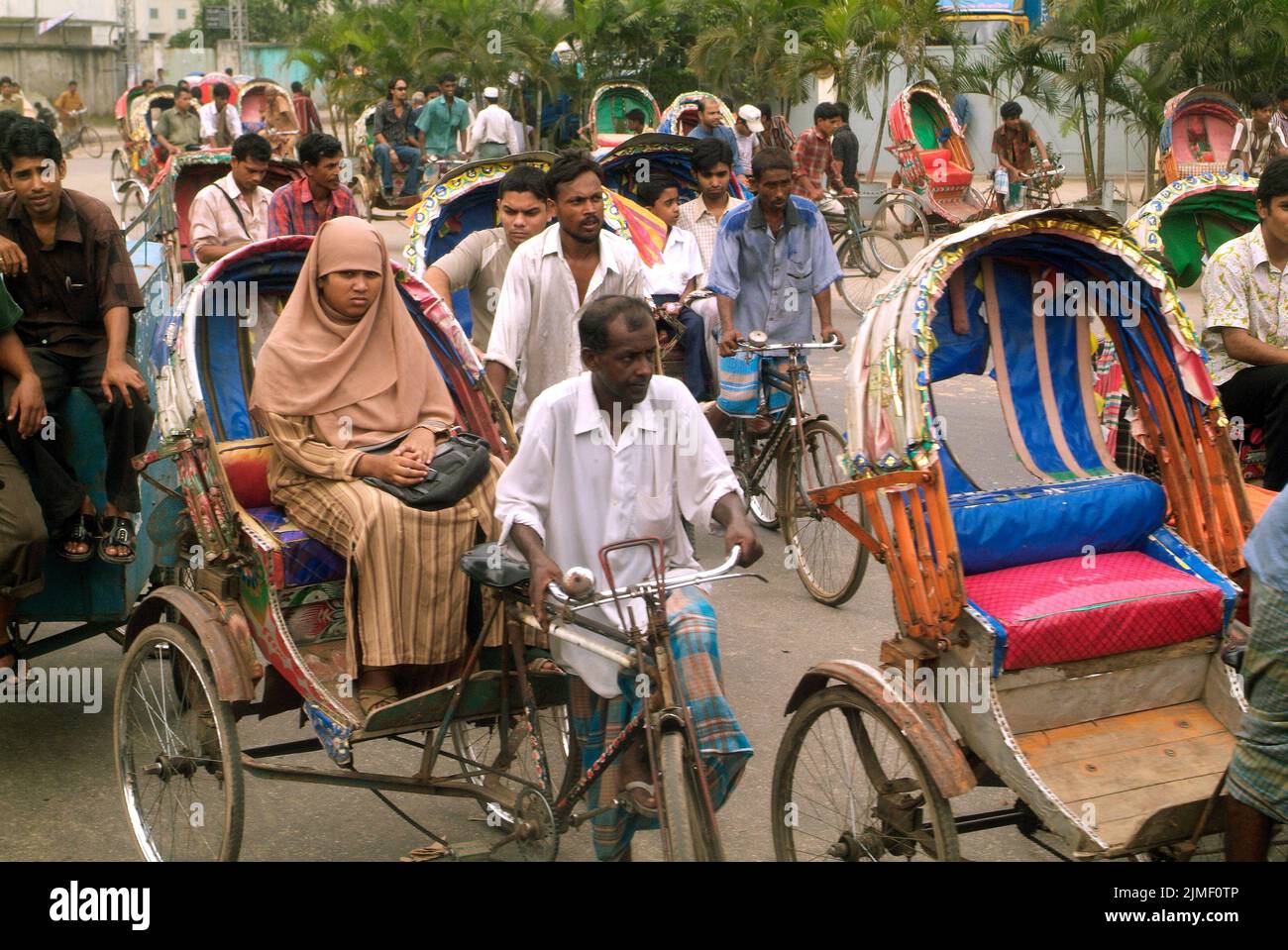Dhaka, Bangladesch - 17. September 2007: Nicht identifizierte Personen auf traditionellen Rikschas, einer traditionellen Art von Transport Stockfoto
