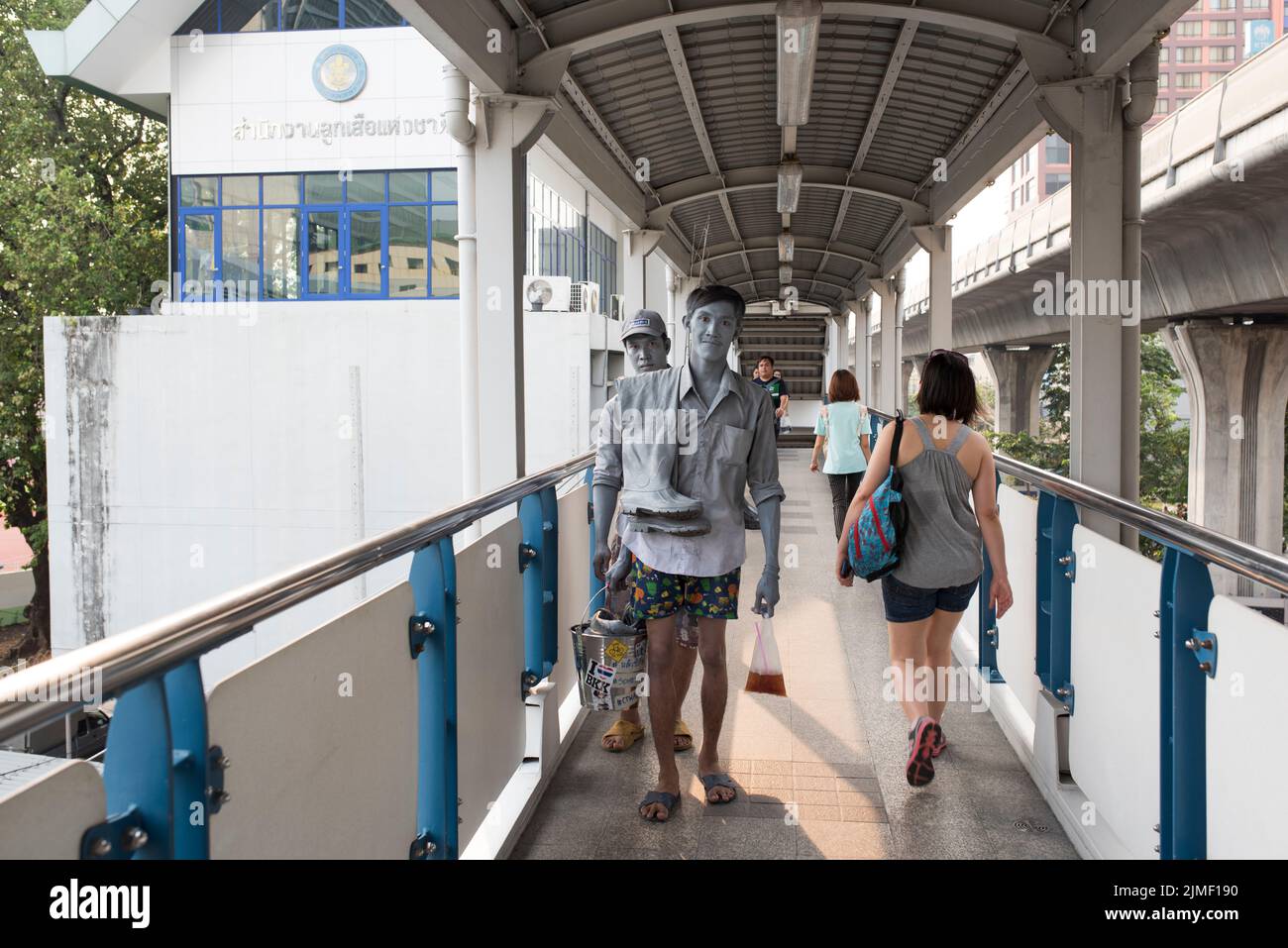 Innenstadt Von Bangkok. Porträt von Männern, die eine Straßenschau durchführen. Stockfoto