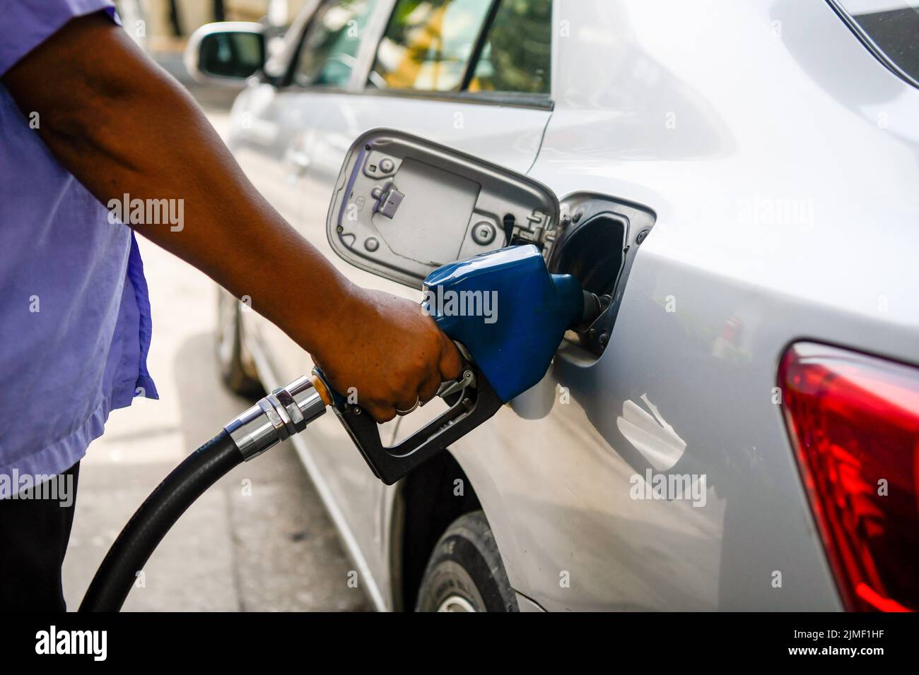 Ein Pumpenwart betankt ein Auto an einer Tankstelle in Dhaka. Die Regierung hat die Ölpreise um 42,5 % auf 51,6 % erhöht, den höchsten Wert seit 20 Jahren, was den Menschen, die bereits von den explodierenden Preisen für lebenswichtige Güter inmitten der Rekordinflation überwältigt sind, einen großen Schlag versetzt. Die Division Energy and Mineral Resources hat am Freitagabend die Diesel- und Kerosinpreise um Tk34 pro Liter auf Tk114 und die Oktan- und Benzinpreise um Tk46 pro Liter auf Tk135 steigen lassen. Die Regierung kündigte die Anhebung zu einer Zeit an, in der die Ölpreise auf dem internationalen Markt im Abwärtstrend sind. Der Rohölpreis von Brent am Freitag betrug 95,50 Dollar pro Barrel. Es ha Stockfoto