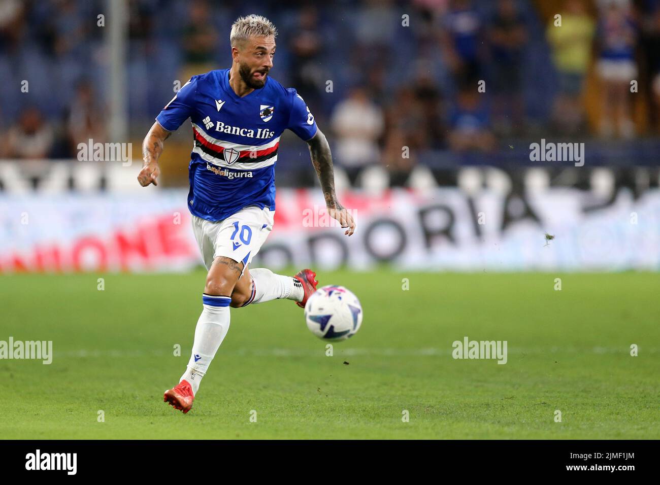 Genua, Italien. 5. August 2022. Francesco Caputo von uns Sampdoria kontrolliert den Ball während des Coppa Italia-Spiels zwischen uns Sampdoria und Reggina 1914 im Stadio Luigi Ferraris am 5. August 2022 in Genua, Italien. Quelle: Marco Canoniero/Alamy Live News Stockfoto