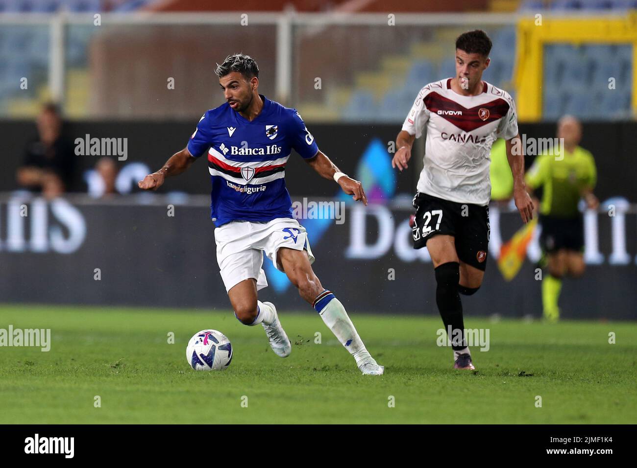 Genua, Italien. 5. August 2022. Mehdi Leris von uns Sampdoria kontrolliert den Ball während des Coppa Italia-Spiels zwischen uns Sampdoria und Reggina 1914 im Stadio Luigi Ferraris am 5. August 2022 in Genua, Italien. Quelle: Marco Canoniero/Alamy Live News Stockfoto