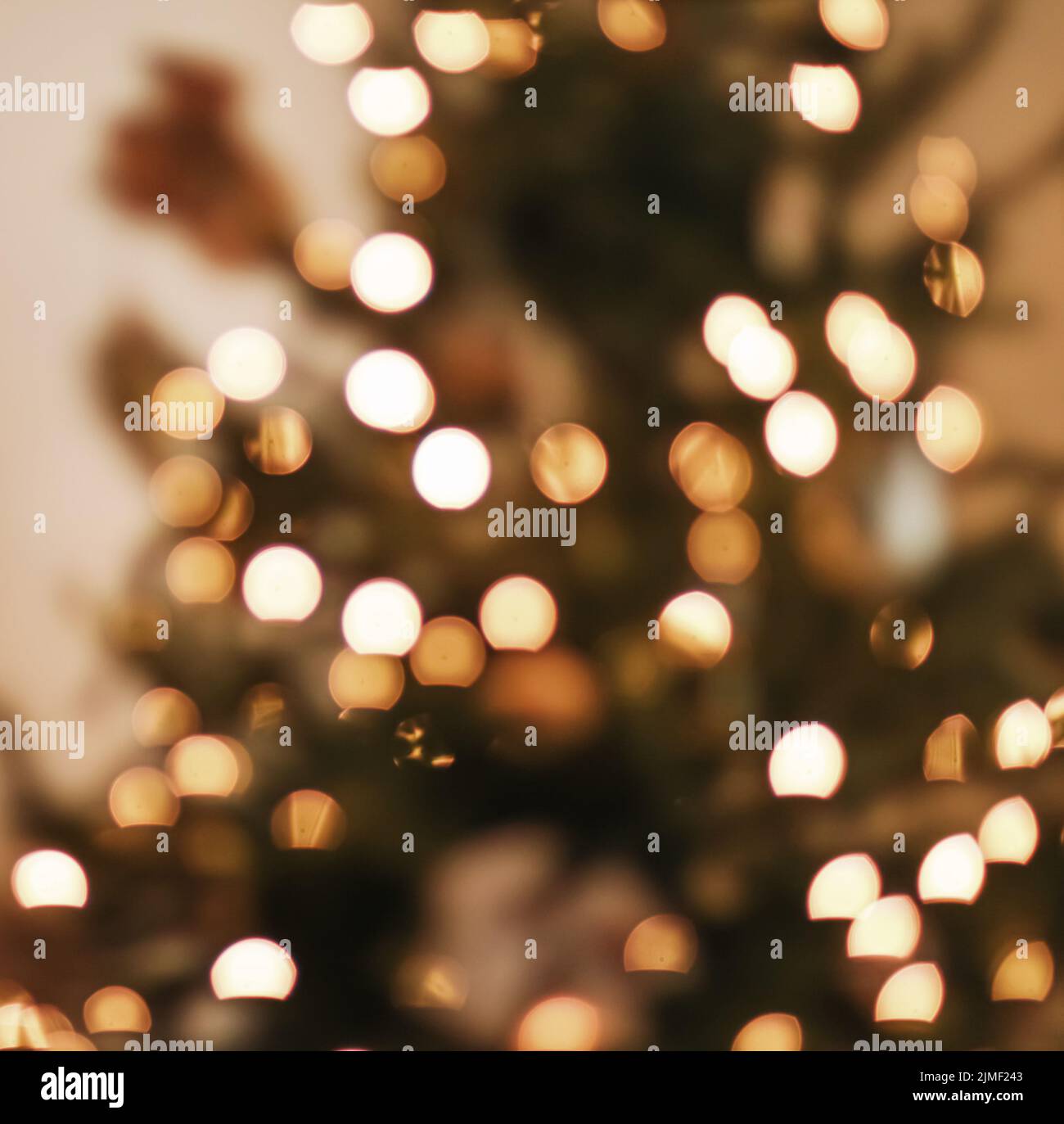 Weihnachtszeit und Urlaubsstimmung Konzept. Verschwommene Weihnachtsbaumlichter als Bokeh-Hintergrund Stockfoto