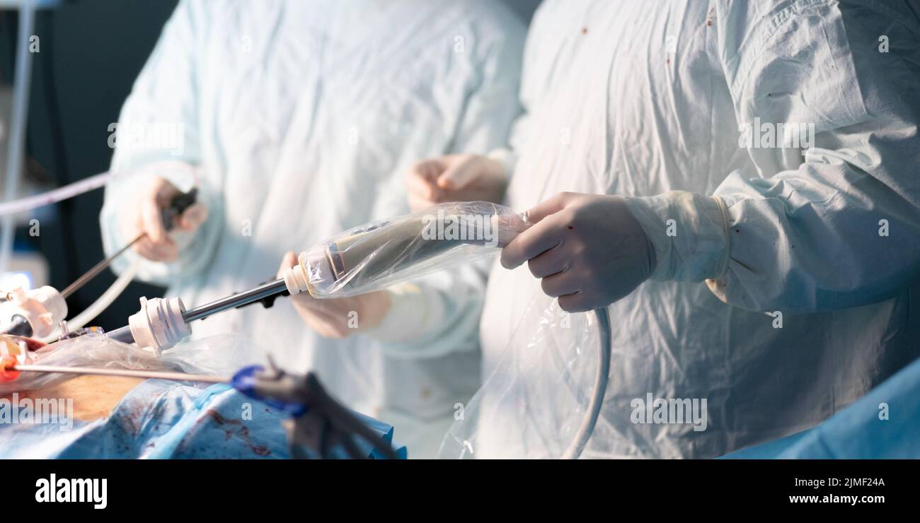 Medizinisches Instrument in den Händen eines Chirurgen während einer laparoskopischen Operation. Stockfoto