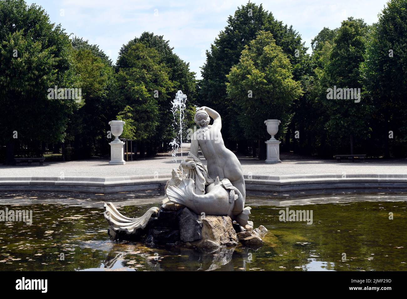 Wien, Österreich - 01. August 2022: Westnaiadbrunnen mit Skulptur - ehemalige Residenz der Habsburger Herrscher und heute UNESCO-Weltkulturerbe S Stockfoto