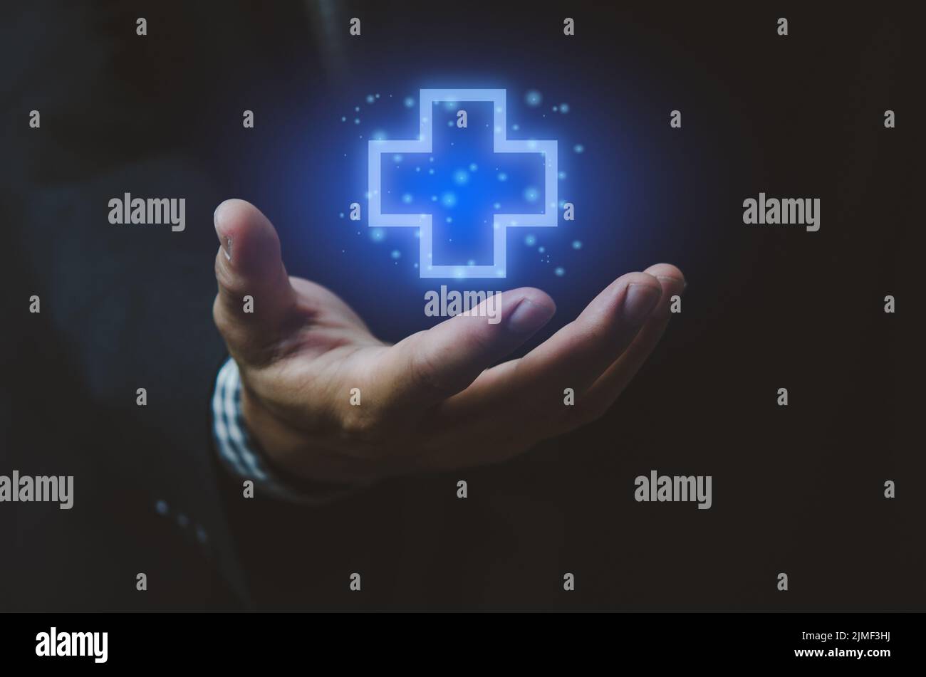 Mann Hand Symbol Versicherung Kreuz. Gesundheitswesen medizinische Symbole virtuellen Bildschirm. Geschäftskonzept. Stockfoto