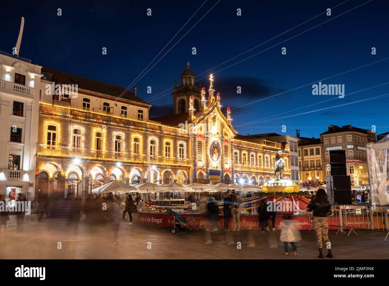 Braga, PORTUGAL - 25. Juni 2022: Menschen in der Praca da Republica in Braga. Die Beleuchtung und Installation für das Festival von Sao Joao ist noch an. Stockfoto