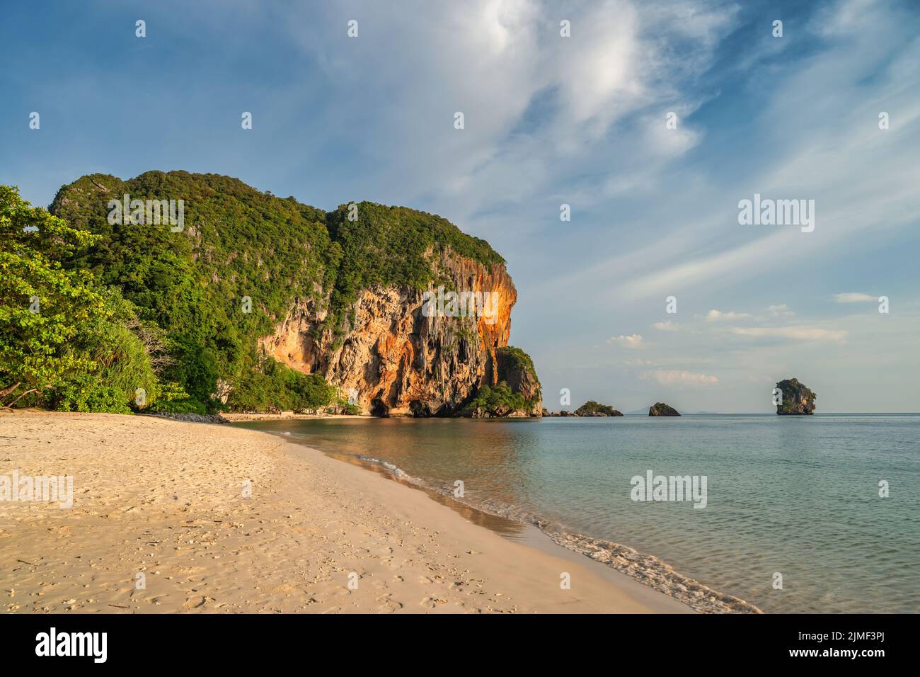 Blick auf die tropischen Inseln mit Meerwasser am Phra Nang Cave Beach, Krabi Thailand Naturlandschaft Stockfoto