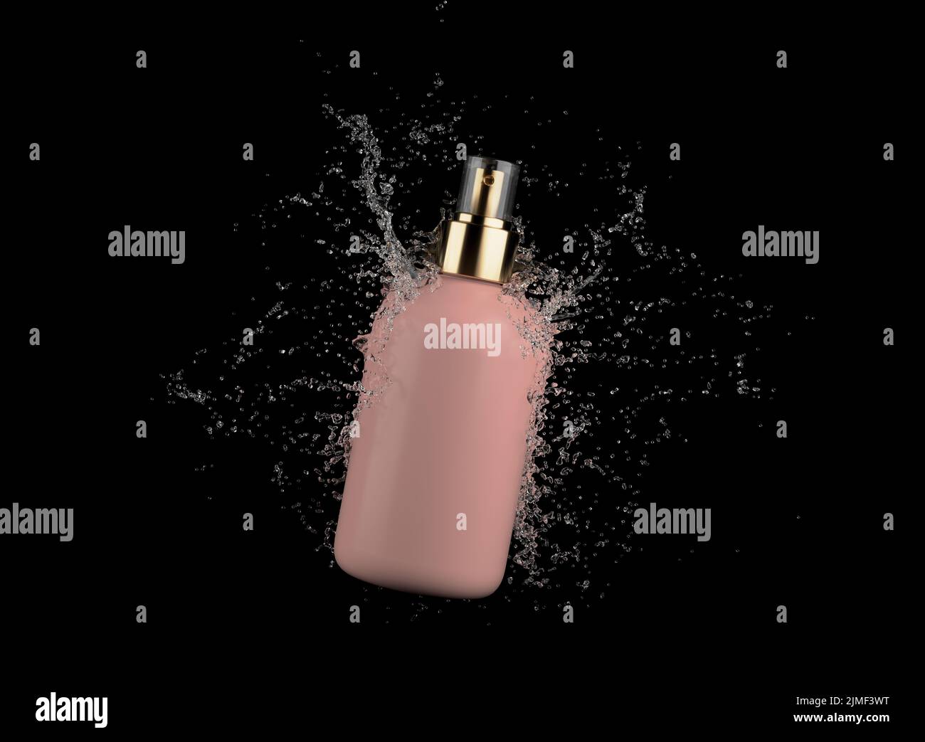 Kosmetische beige Flasche in Wasserspritze isoliert auf schwarzem Hintergrund 3D Render, Haare und bory Pflegeprodukte Verpackung und Branding Stockfoto