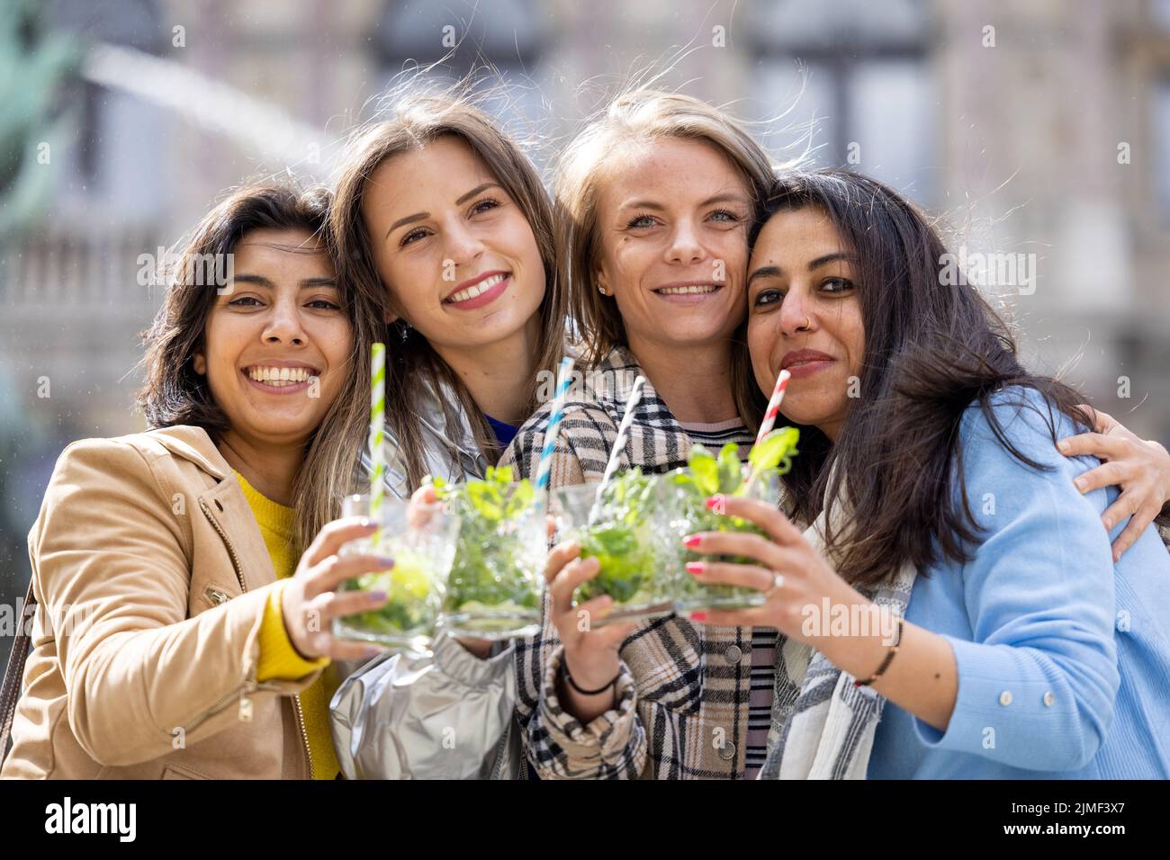Muti ethnische Gruppe von weiblichen Freunden, die Spaß haben, Cocktails im Freien in der Stadt in Bar Restaurant zu trinken Stockfoto