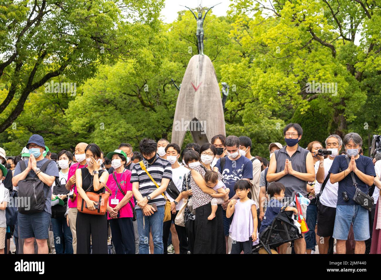 Hiroshima erinnert am 6. August 77. 2022 um 8 Uhr an den „Genbaku no Hi (Atombombentag)“ mit einer Gedenkfeier für den Frieden im Friedenspark in Hiroshima, Japan. Zum ersten Mal seit drei Jahren wurde eine begrenzte Anzahl von allgemeinen Sitzplätzen zur Verfügung gestellt, Hunderte von Menschen ohne Tickets beobachten die Zeremonie von außerhalb des Parks und bieten um 8:15 Uhr eine Minute stilles Gebet an. ( Foto von Mihoko Owada/ Quelle: SIPA USA/Alamy Live News Stockfoto