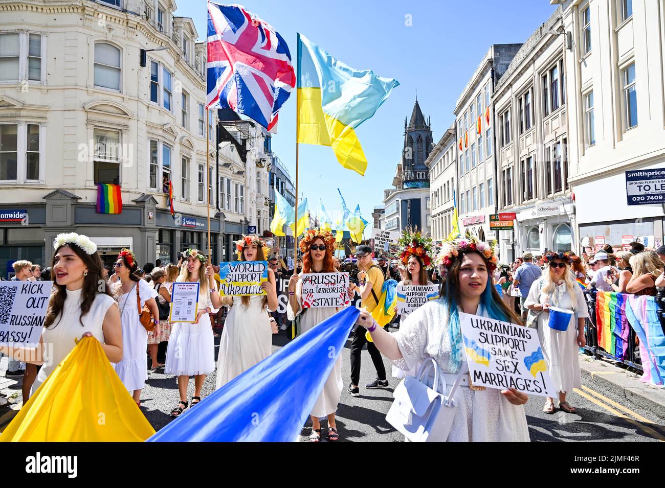 Brighton UK 6.. August 2022 - Anhänger der Ukraine nehmen an einem schönen, heißen und sonnigen Tag an der Brighton and Hove Pride Parade Teil. Mit guten Wetterprognosen werden große Menschenmengen erwartet, um am Wochenende am größten LGBTQ Pride Festival in Großbritannien in Brighton teilzunehmen : Credit Simon Dack / Alamy Live News Stockfoto