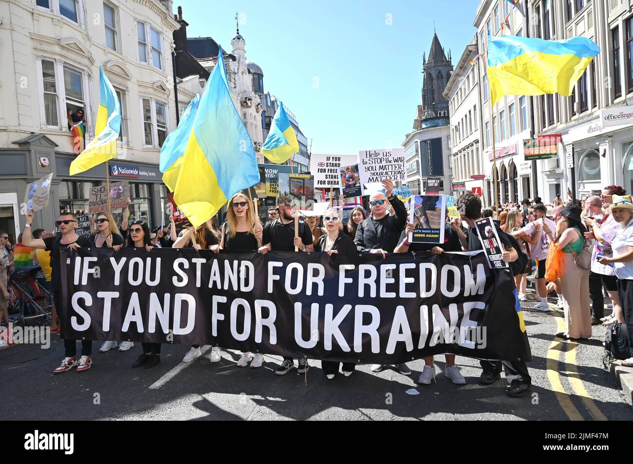 Brighton UK 6.. August 2022 - Anhänger der Ukraine nehmen an einem schönen, heißen und sonnigen Tag an der Brighton and Hove Pride Parade Teil. Mit guten Wetterprognosen werden große Menschenmengen erwartet, um am Wochenende am größten LGBTQ Pride Festival in Großbritannien in Brighton teilzunehmen : Credit Simon Dack / Alamy Live News Stockfoto