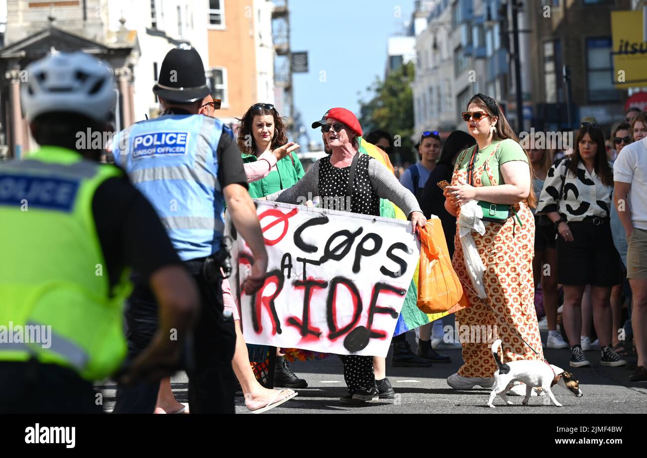 Brighton UK 6.. August 2022 - Ein No Cops bei Pride Protest an der Brighton and Hove Pride Parade an einem schönen heißen, sonnigen Tag. Mit guten Wetterprognosen werden große Menschenmengen erwartet, um am Wochenende am größten LGBTQ Pride Festival in Großbritannien in Brighton teilzunehmen : Credit Simon Dack / Alamy Live News Stockfoto