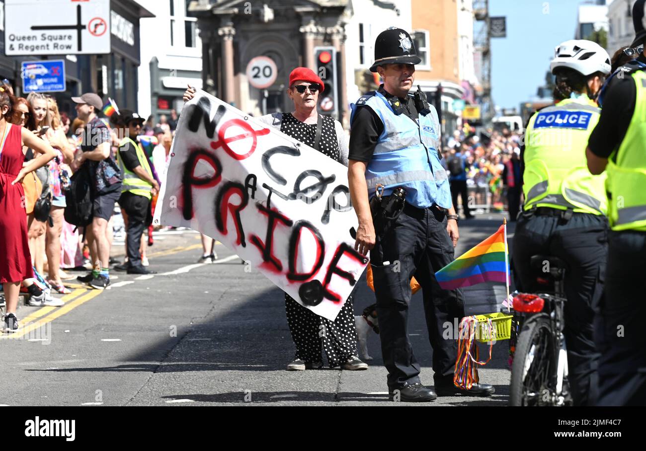 Brighton UK 6.. August 2022 - Ein No Cops bei Pride Protest an der Brighton and Hove Pride Parade an einem schönen heißen, sonnigen Tag. Mit guten Wetterprognosen werden große Menschenmengen erwartet, um am Wochenende am größten LGBTQ Pride Festival in Großbritannien in Brighton teilzunehmen : Credit Simon Dack / Alamy Live News Stockfoto