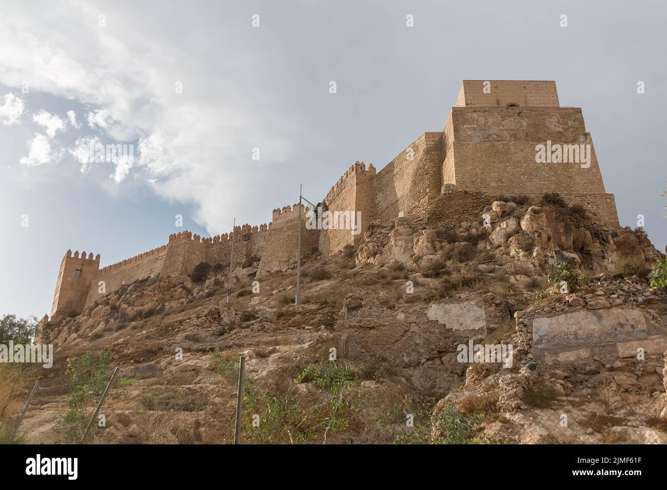 Almeria Spanien - 09 14 2021: Panorama voll- und Hauptansicht an der Außenfassade der Alcazaba von Almería, Alcazaba y Murallas del Cerro de San Crist Stockfoto