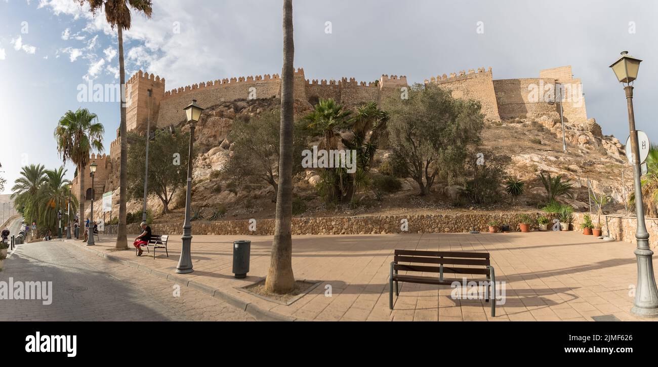 Almeria Spanien - 09 14 2021: Panorama voll- und Hauptansicht an der Außenfassade der Alcazaba von Almería, Alcazaba y Murallas del Cerro de San Crist Stockfoto