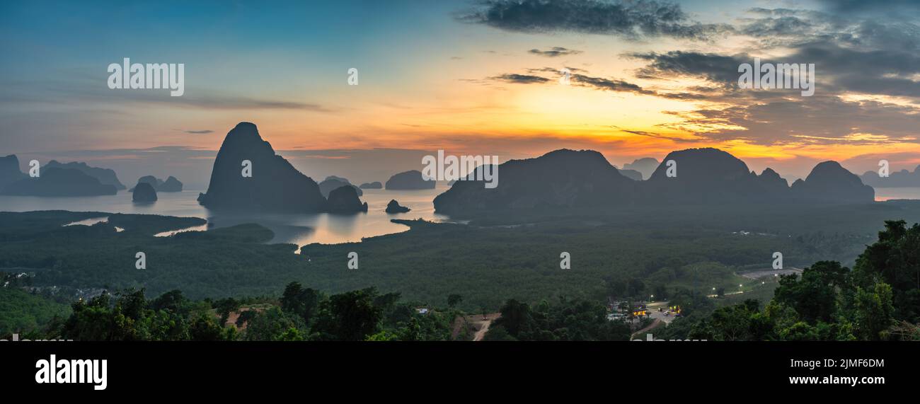 Blick auf die tropischen Inseln bei Sonnenaufgang am Samed Nang Chee Aussichtspunkt mit Bucht zum Meer, Phang Nga Thailand Stockfoto