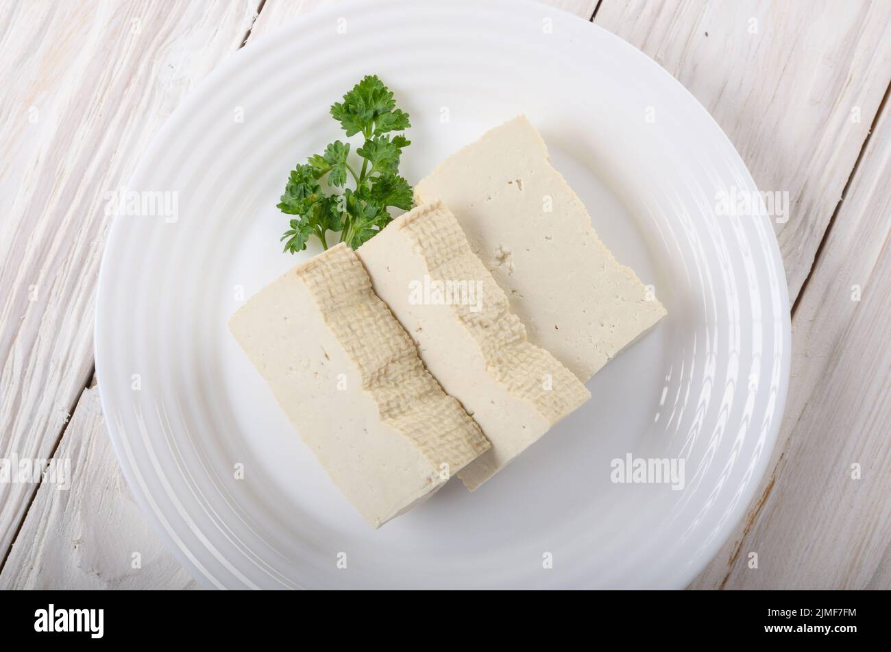 Soja Tofu Tofu auf Lehm Gericht Nahaufnahme. Pflanzliche alternative Ersatz für Käse Stockfoto