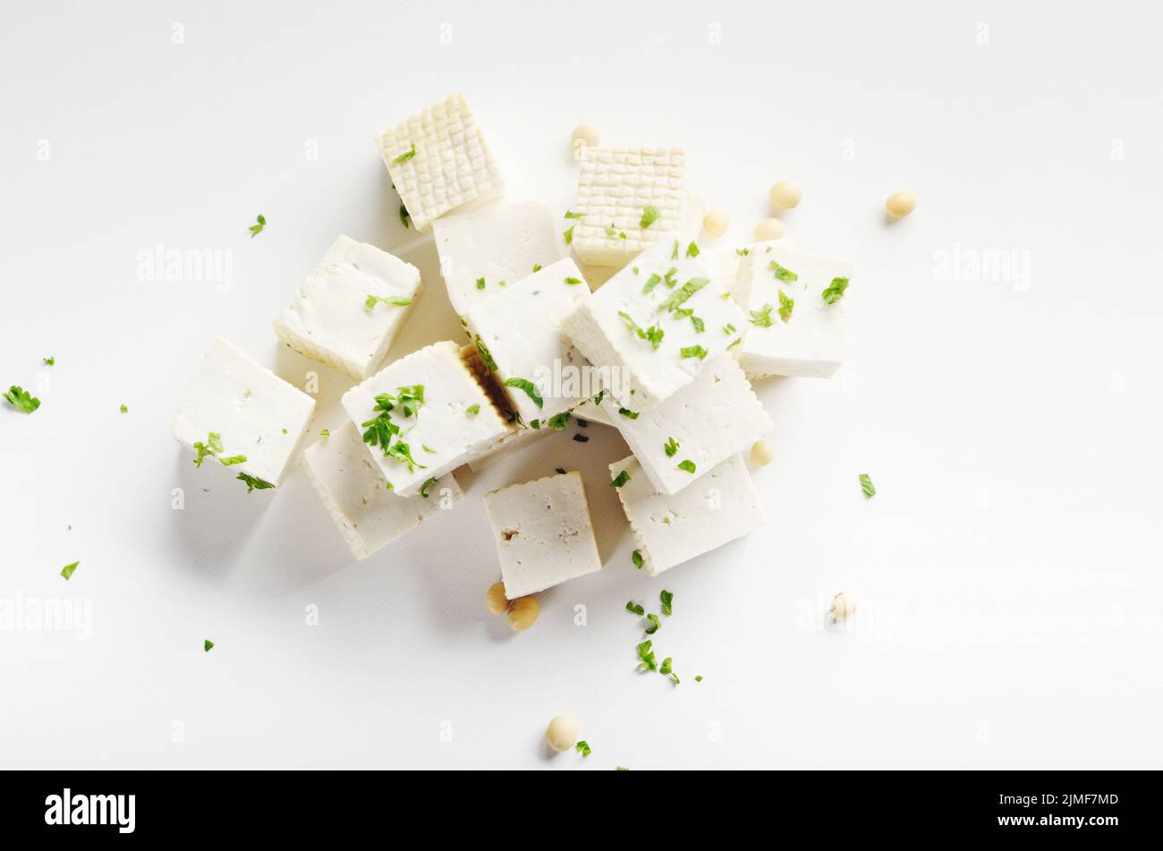 Soja Tofu Tofu mit grünen auf weißem Hintergrund nicht aus Milch alternative Ersatz für Käse Stockfoto