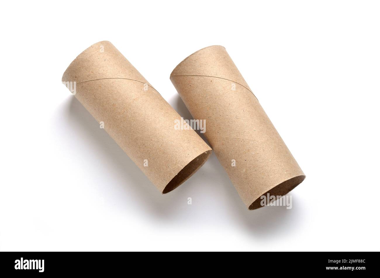 Zwei leeren Karton Toilettenpapier Rohre isoliert auf weißem Stockfoto
