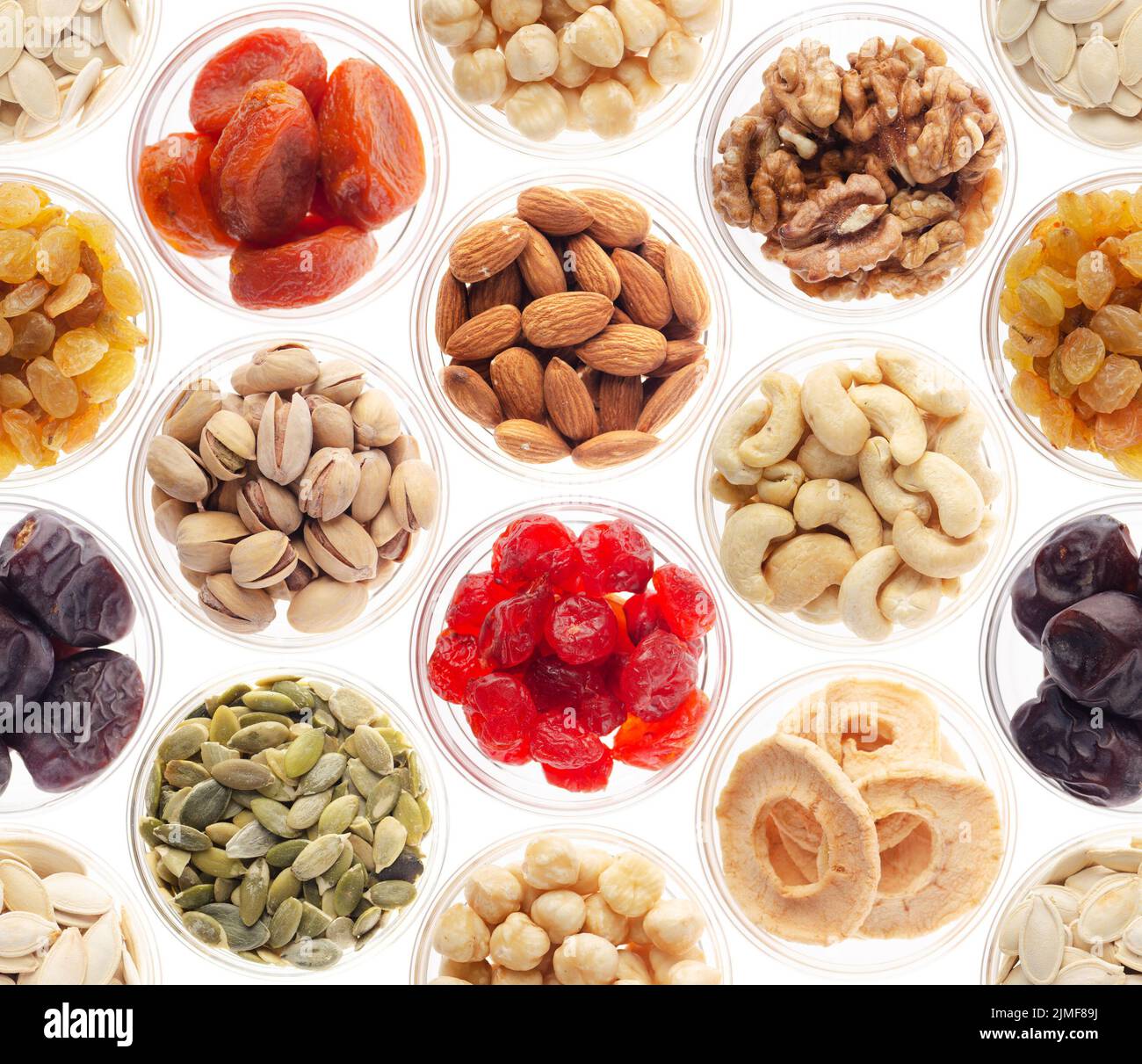Nahtloses Futter Hintergrund aus Nüssen, getrockneten Beeren und trockenen Früchten auf weiß Stockfoto