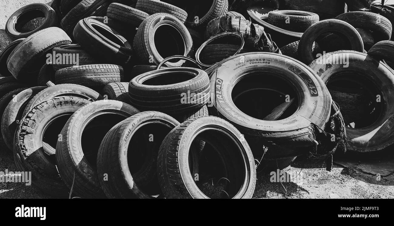 Viele alte Reifen auf einer Mülldeponie. Stockfoto