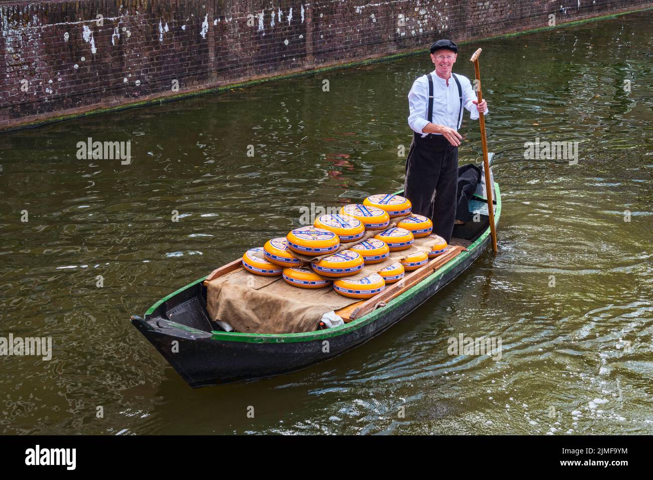 Ein Boot mit Käse für den Käsemarkt in alkmaar Stockfoto