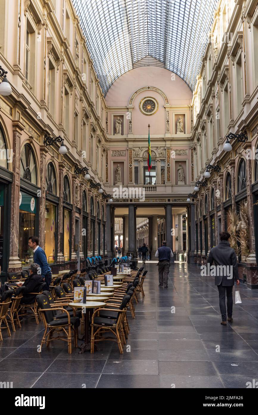 Brüssel, Belgien - 25. März 2022: Einkaufspassagen galerien St. Hubert mit Schokolade- und Süßwarenläden und Restaurants im Zentrum von Brüssel in Belgien Stockfoto