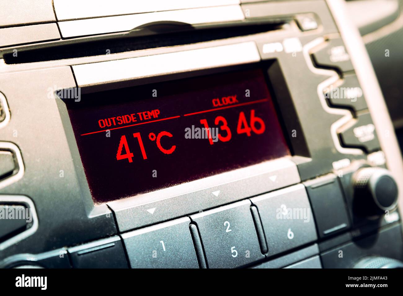 Sommerliche heiße Temperaturen. Hohe Temperatur auf dem Armaturenbrett-Display des Fahrzeugs. Stockfoto Sommerliche heiße Temperaturen. Hohe Temperatur auf dem Armaturenbrett-Display des Fahrzeugs. Stockfoto