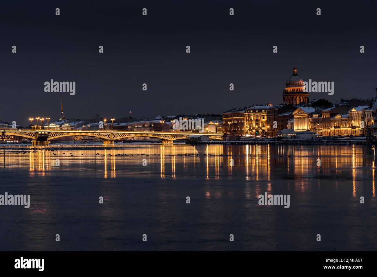 Die Panoramabilder der Winternachtstadt Sankt Petersburg mit malerischen Spiegelungen auf dem Wasser, die Isaakskathedrale auf dem Backgro Stockfoto